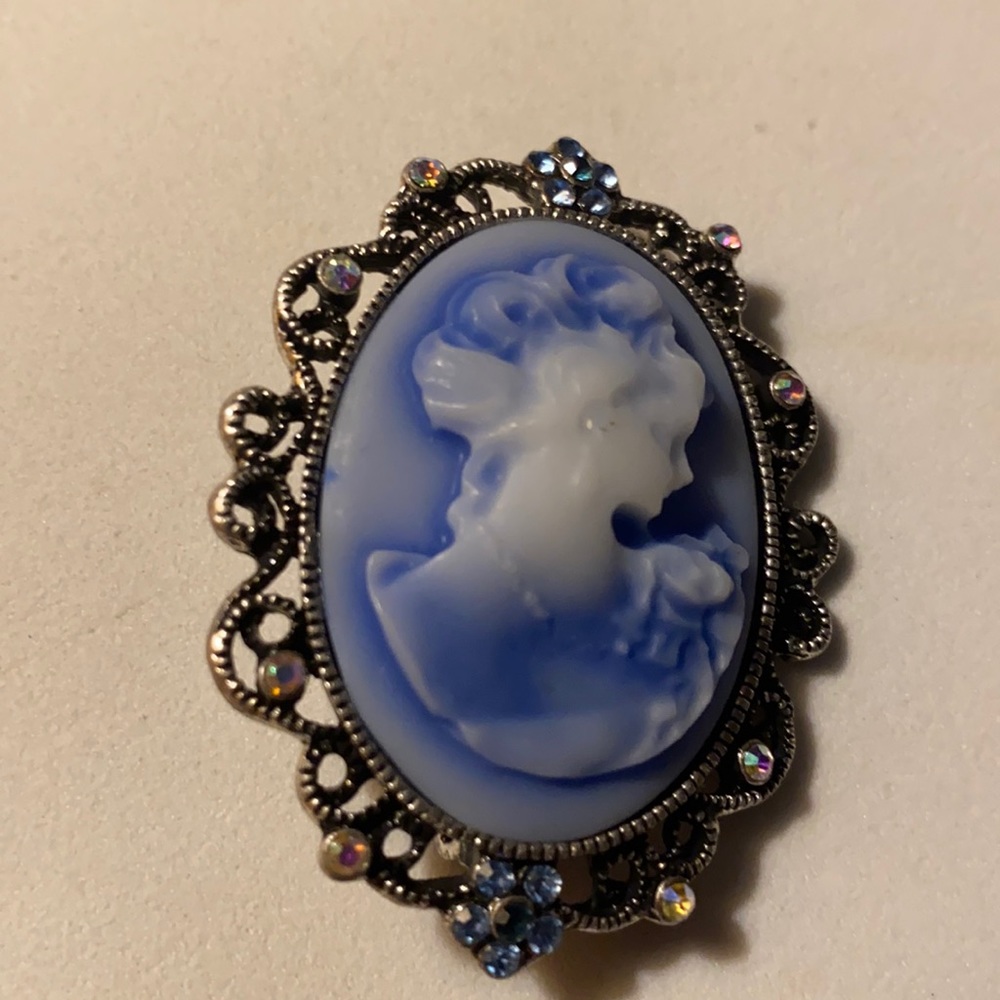 Brooch cameo vintage style